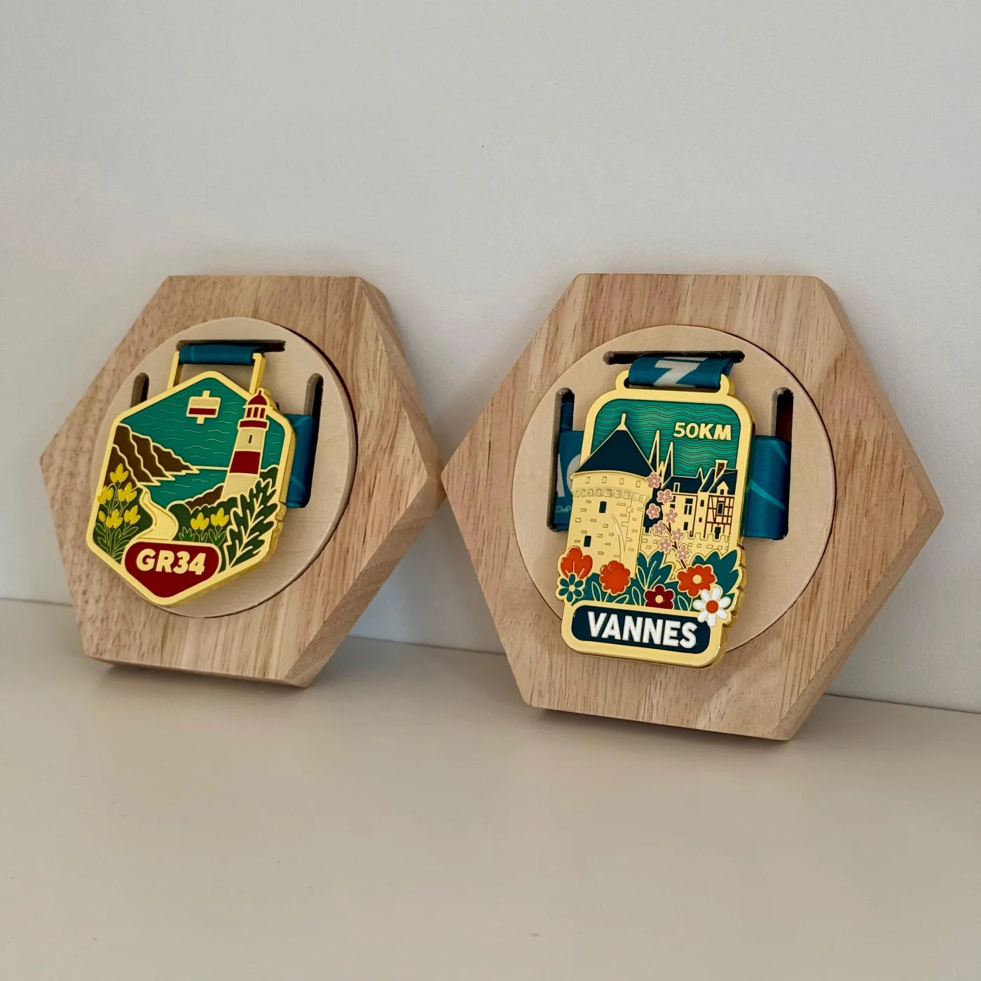 Présentoir à Médailles En Bois Avec 25 Crochets Acier - Support Mural Trophées Courses - 40.5x10cm