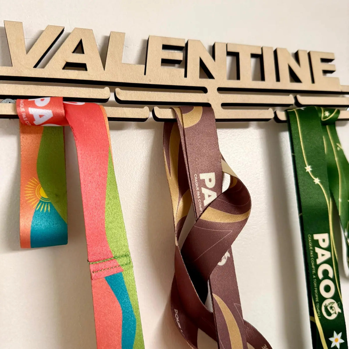 cintre médaille personnalisé en bois